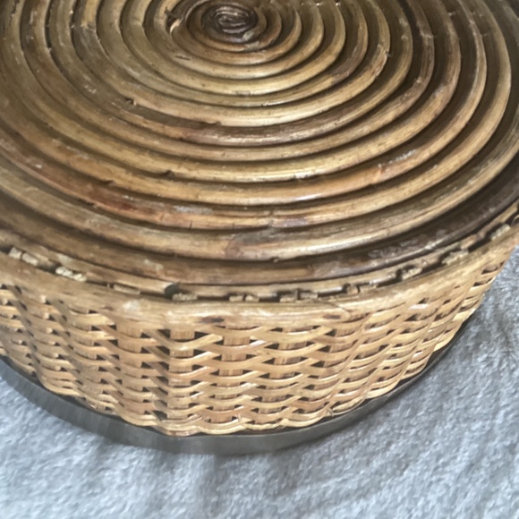 VINTAGE ROUND BRUTALIST, PRIMITIVE WOVEN & COPPER METAL RIMMED BASKET - Picture 5 of 10